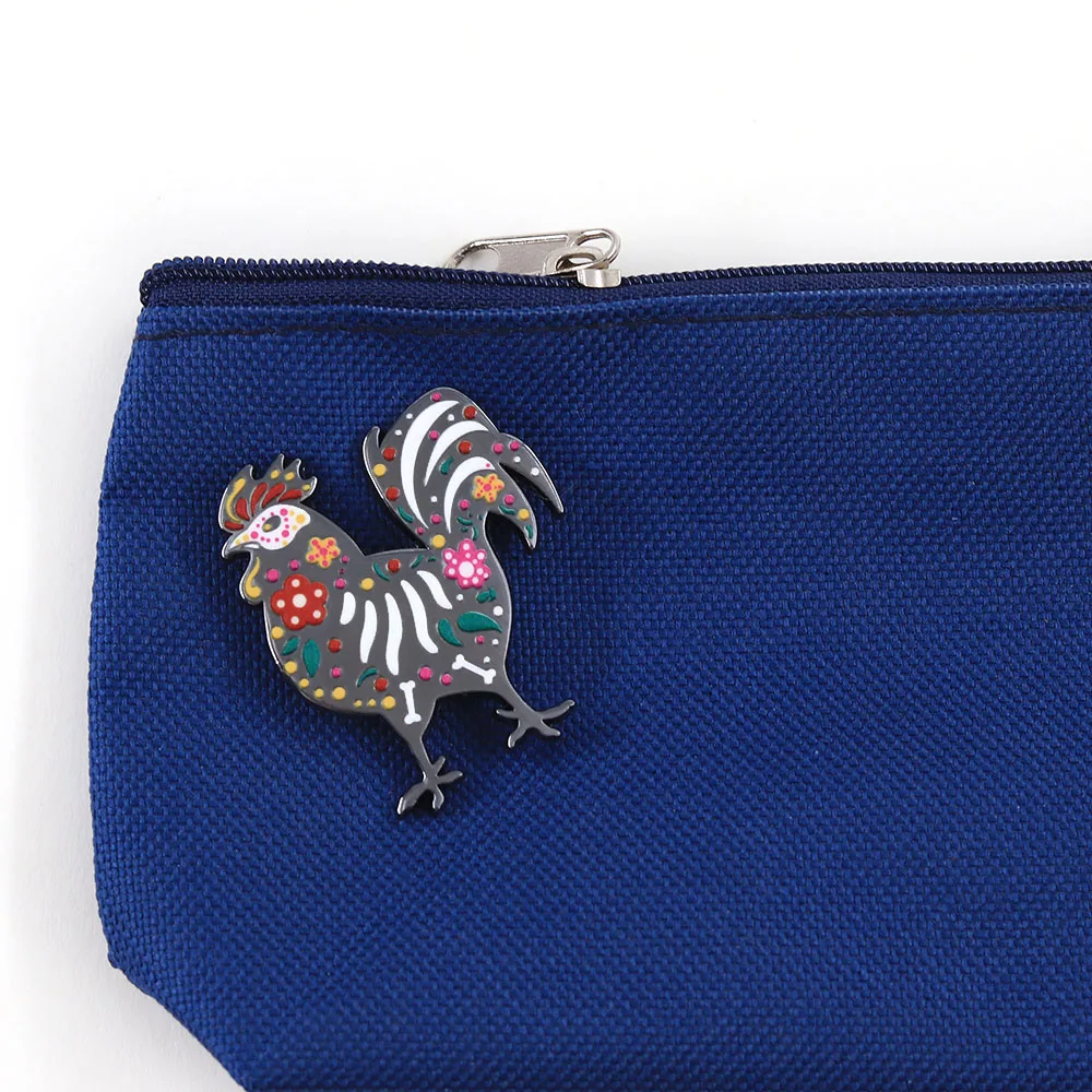 Mexikanischer Tag der Toten Hahn Emaille-Pin Zuckerschädel Hühner-Brosche Skelett-Tier-Abzeichen Blumen-Reversnadeln Halloween Gothic J – Detail 6