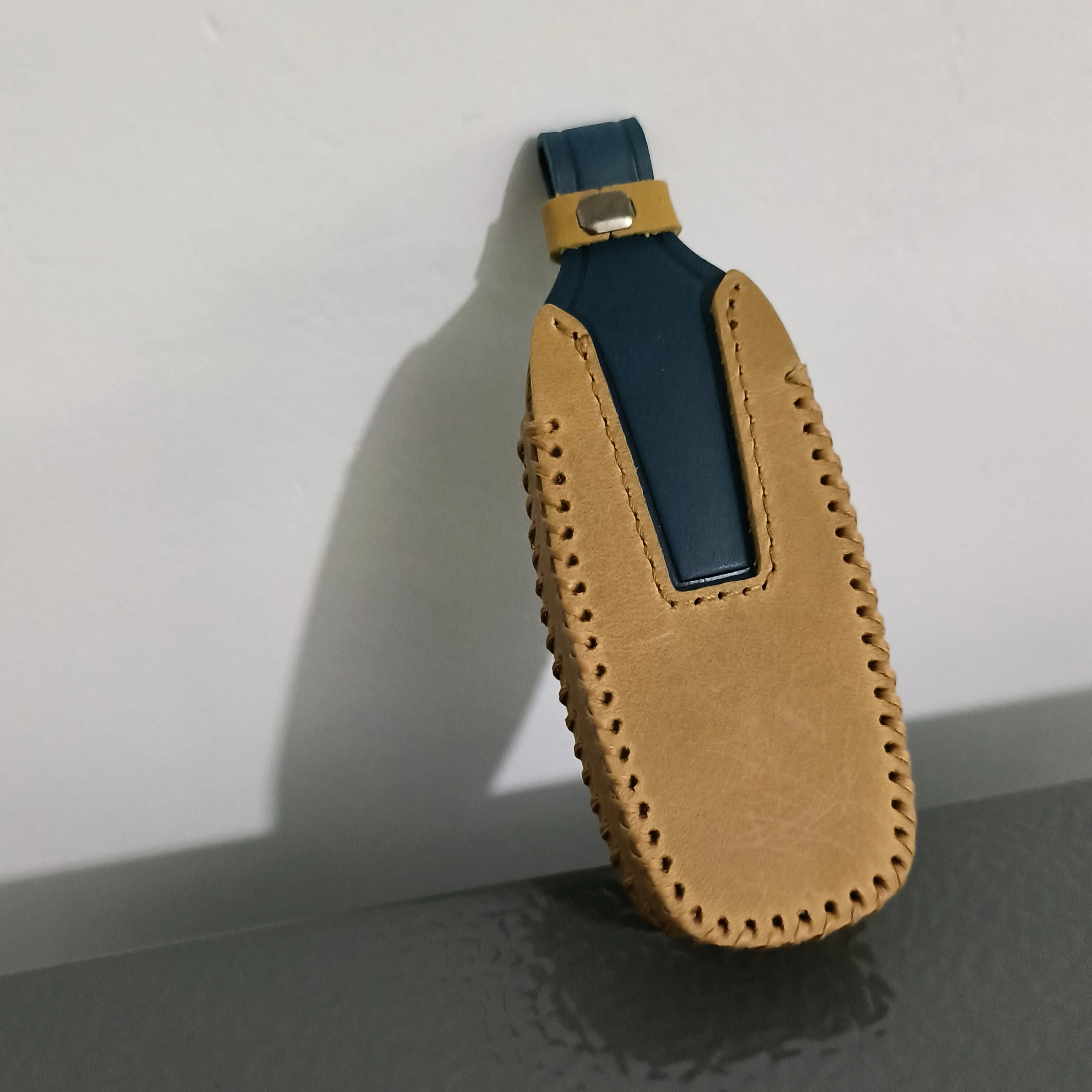 

Leather Car Flip Key Cover Case For Audi C5 C6 R8 A1 A3 A4 A5 A6 A7 Q3 Q5 Q7 S6 B6 B7 B8 8P 8V 8L TT RS RS3 S3 Sline Accessories