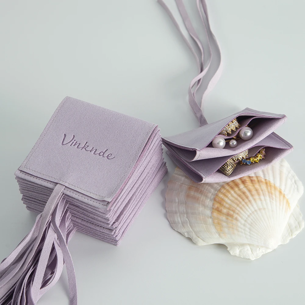 

100 шт., индивидуальный принт логотипа, конверт с клапаном из микрофибры, сумка 9x9 см, свадебные сувениры, замшевый бархатный пылезащитный чехол для ювелирных изделий, может на заказ