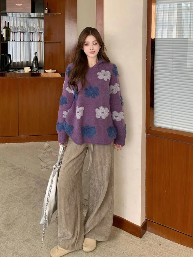 

Комплект из двух предметов: свитер оверсайз с цветочной вышивкой и брюки с широкими штанинами на высокой талии для женщин больших размеров. Зимняя мода.