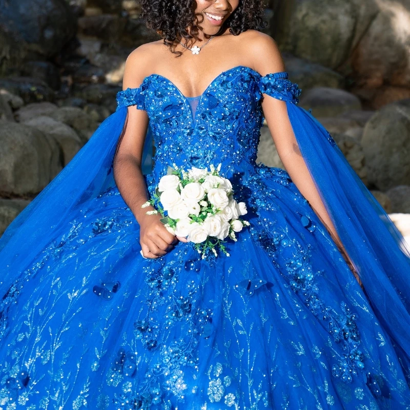 فساتين Quinceanera باللون الأزرق الملكي اللامع ثوب حفلة قبالة الكتف مزين بالترتر والدانتيل والخرز تول مع كيب حفلة عيد ميلاد Sweet16