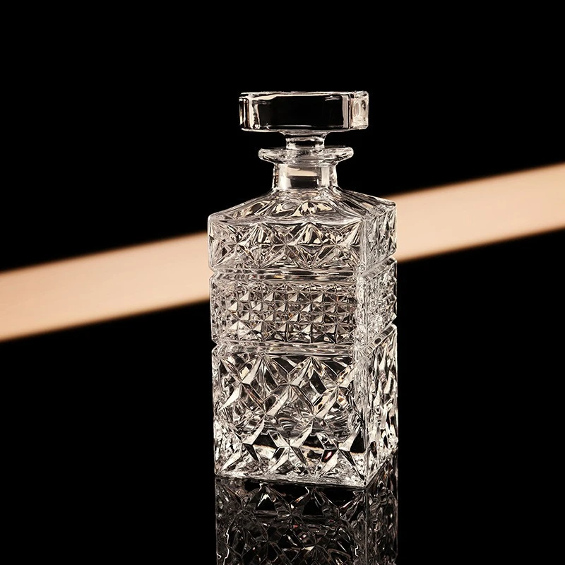 Crystal‑Style Square Liquor Glass Bottle 745ml with Tight‑Fit Lid for Spirit Whiskey Dispensing