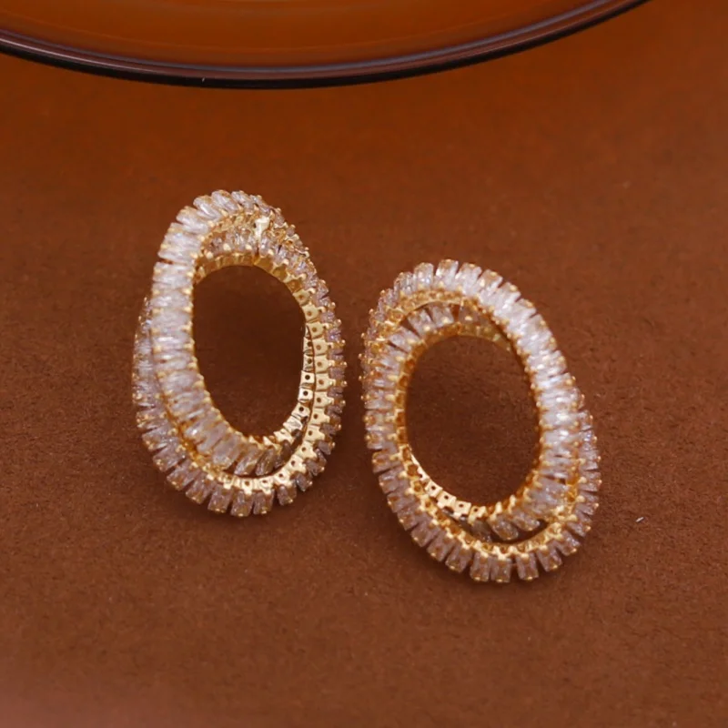 2025 الكورية تصميم جديد مجوهرات الأزياء 14K مطلية بالذهب البيضاوي الزركون الصليب أقراط فاخرة المرأة اكسسوارات الحفلات