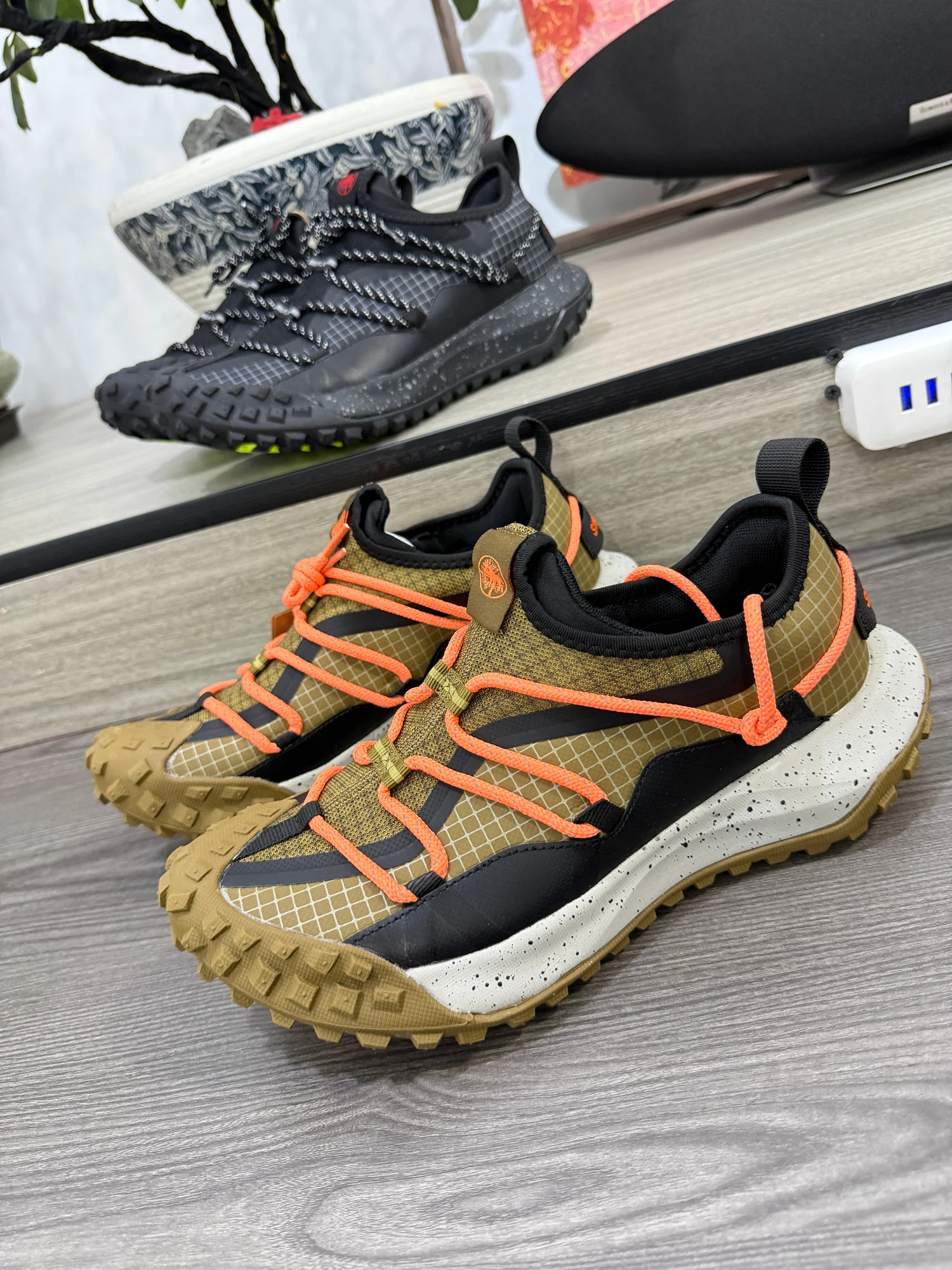 Outdoor Lightweight Anti-slip Shock Absorption Men's Sports Hiking Climbing Casual Shoes Breathable Comfortable Autumn Shoes