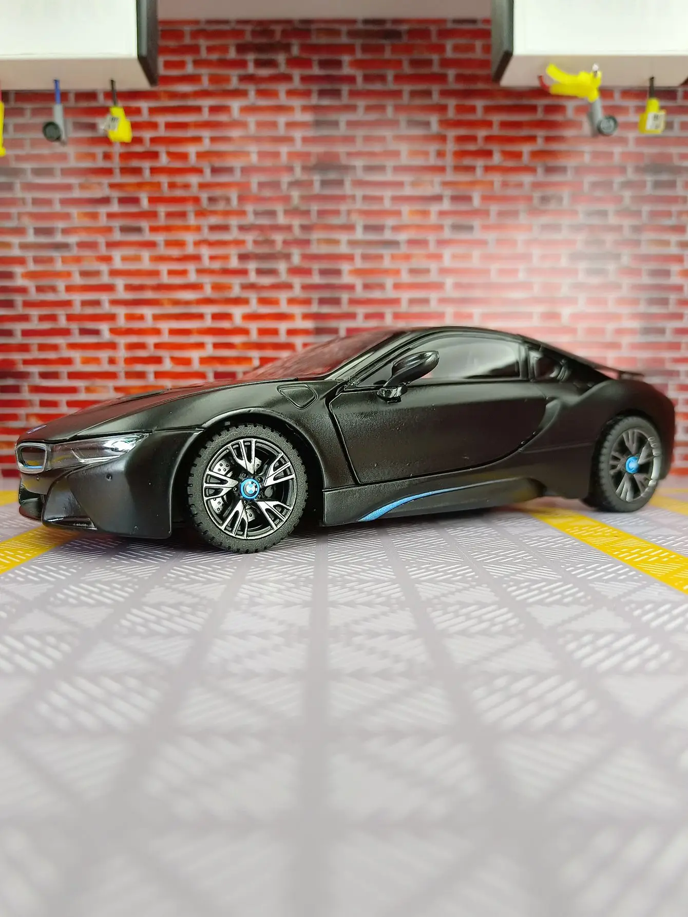 

Модель автомобиля BMW I8 от Rastar в масштабе 1:24, из сплава, с открывающимися дверями и передним капотом, богато детализирована, тонкая работа, высокое качество.
