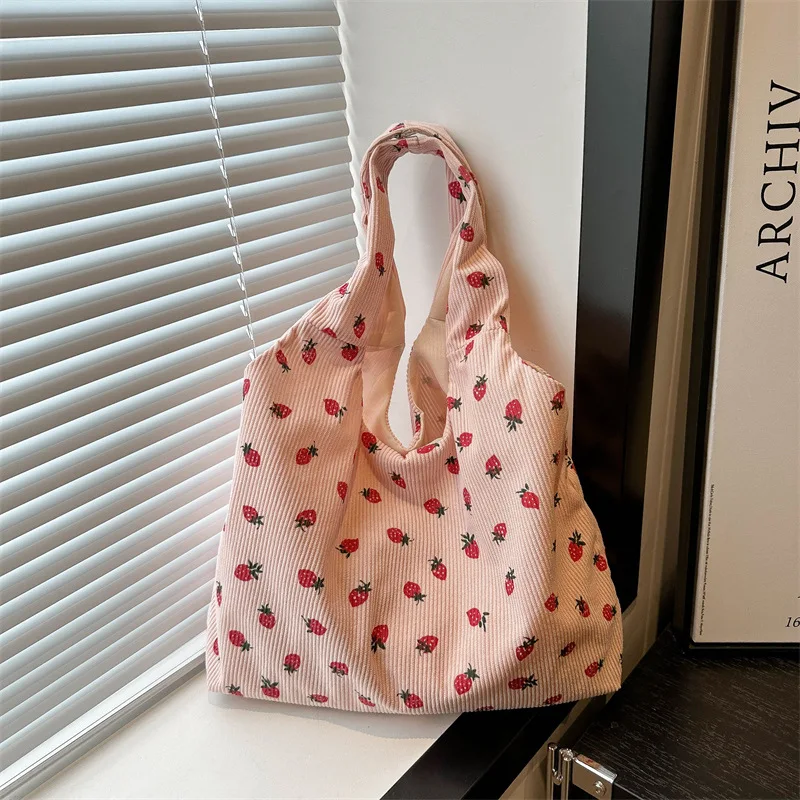 Sacola de veludo para mulheres, bolsa de ombro casual padrão morango, grande capacidade, bolsa de ombro aberta, nova