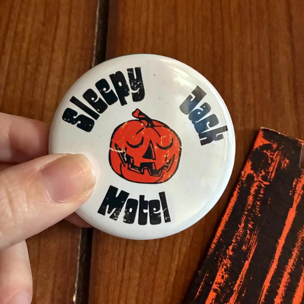 

5Pcs Sleepy Jack Motel Pin Retro-Style Button Badge Halloween Accessories Party Decoration Supplies Pumpkin Gothic Favors Pins