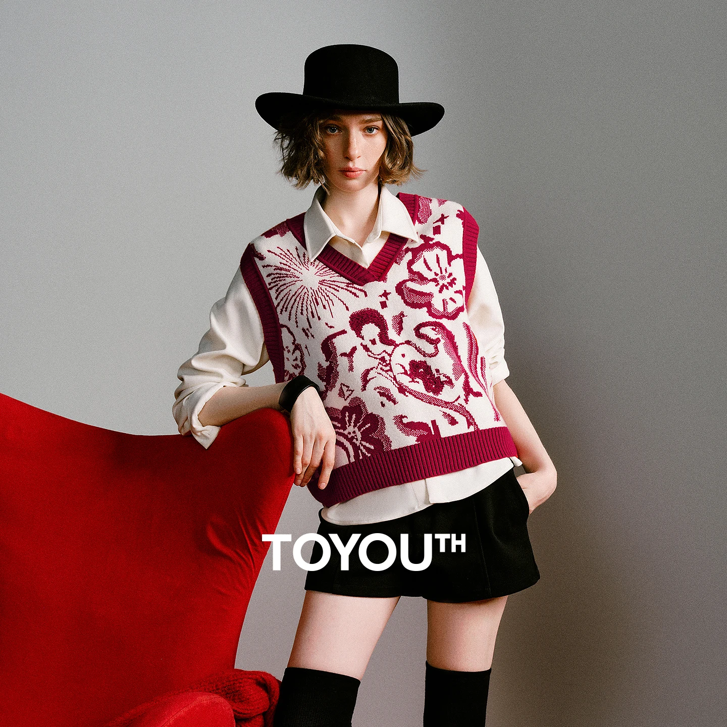 

TOYOUTH Mengzhu Daji Co-branded New Year Knit Vest for Women 2025 Winter New Artistic Year of the Horse Totem Waistcoat Top