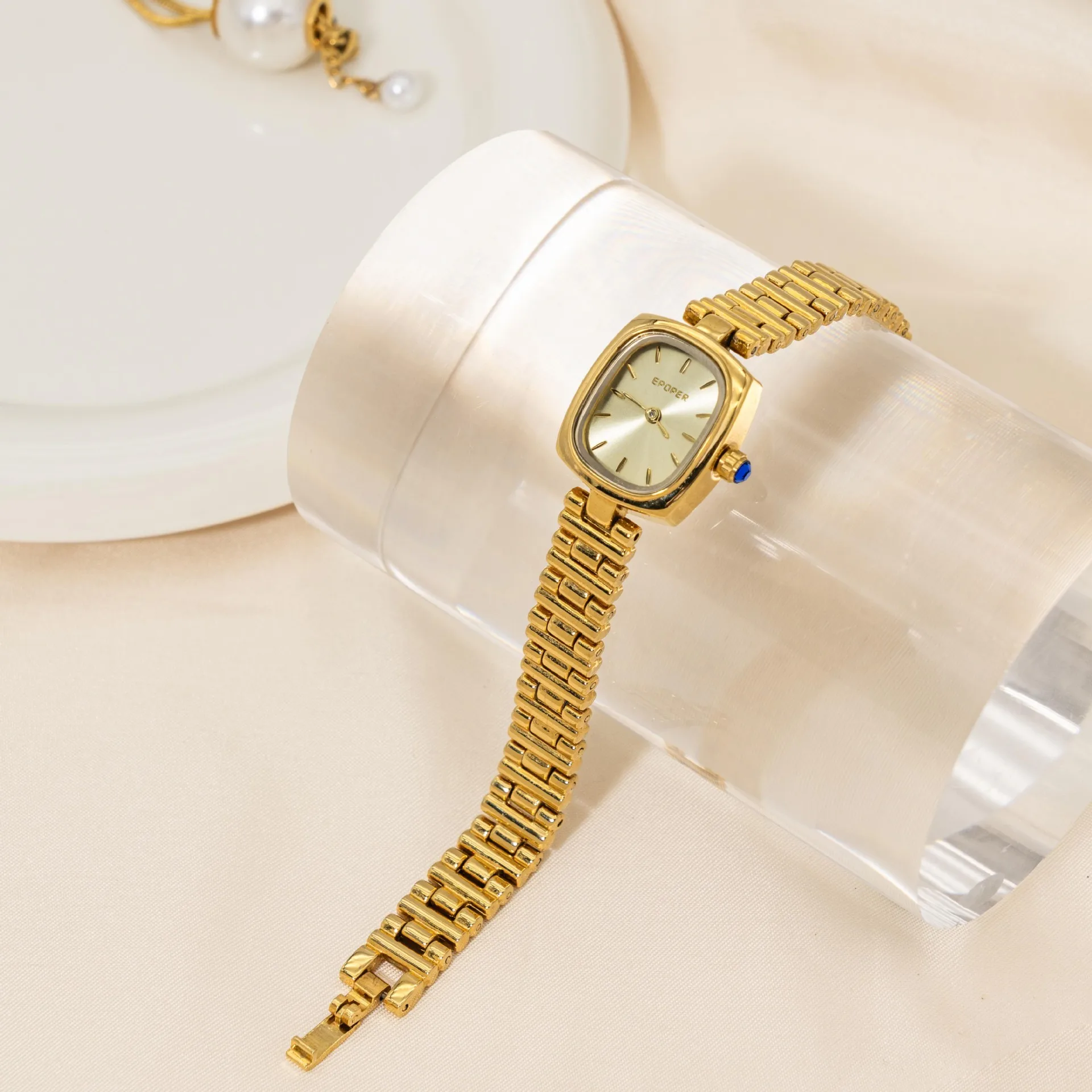 

Elegant and simple small square women's watch, fashionable, light luxury, high-value quartz watch, new high-end selection.