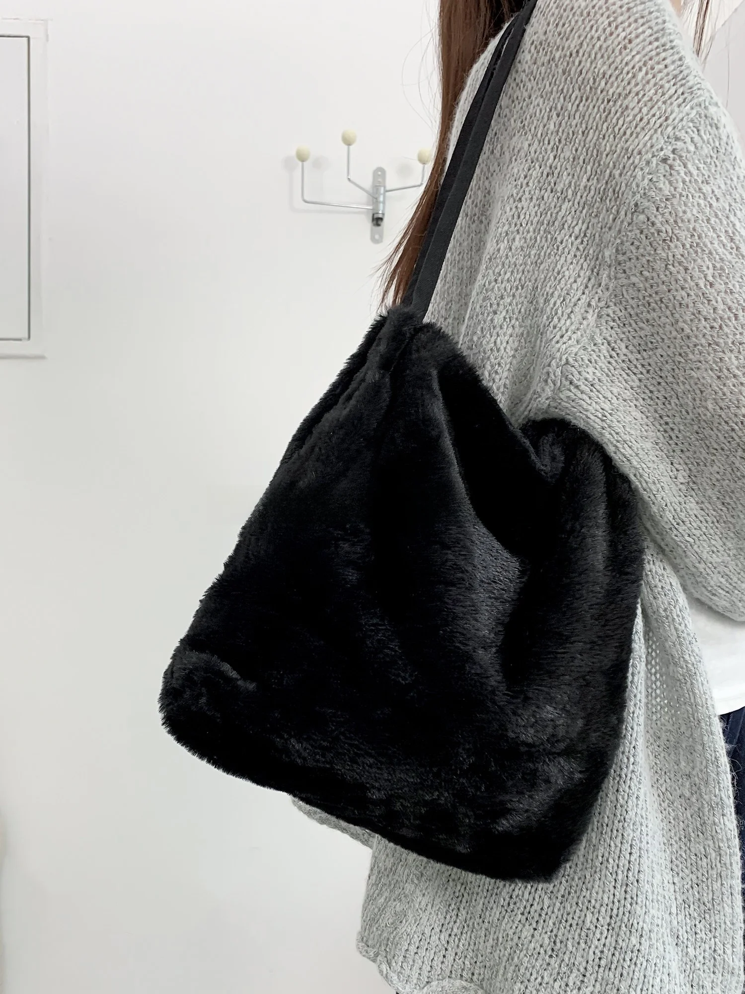 

Новая корейская женская сумка-тоут 2025 года, однотонная, большая вместимость, повседневная, простая, с двойными плечевыми ремнями