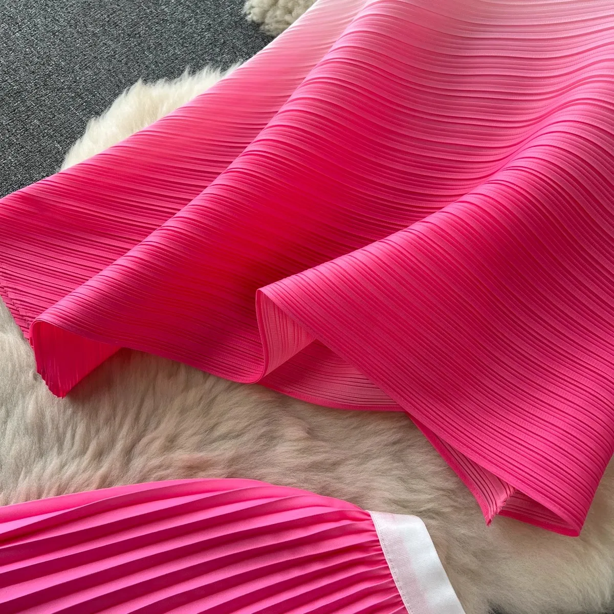 Fashion Summer Gradient Color Miyake Pleated 2 Piece Set For Women O Neck Sleeveless Vest Stretchy Loose Top + Long Skirt Suits