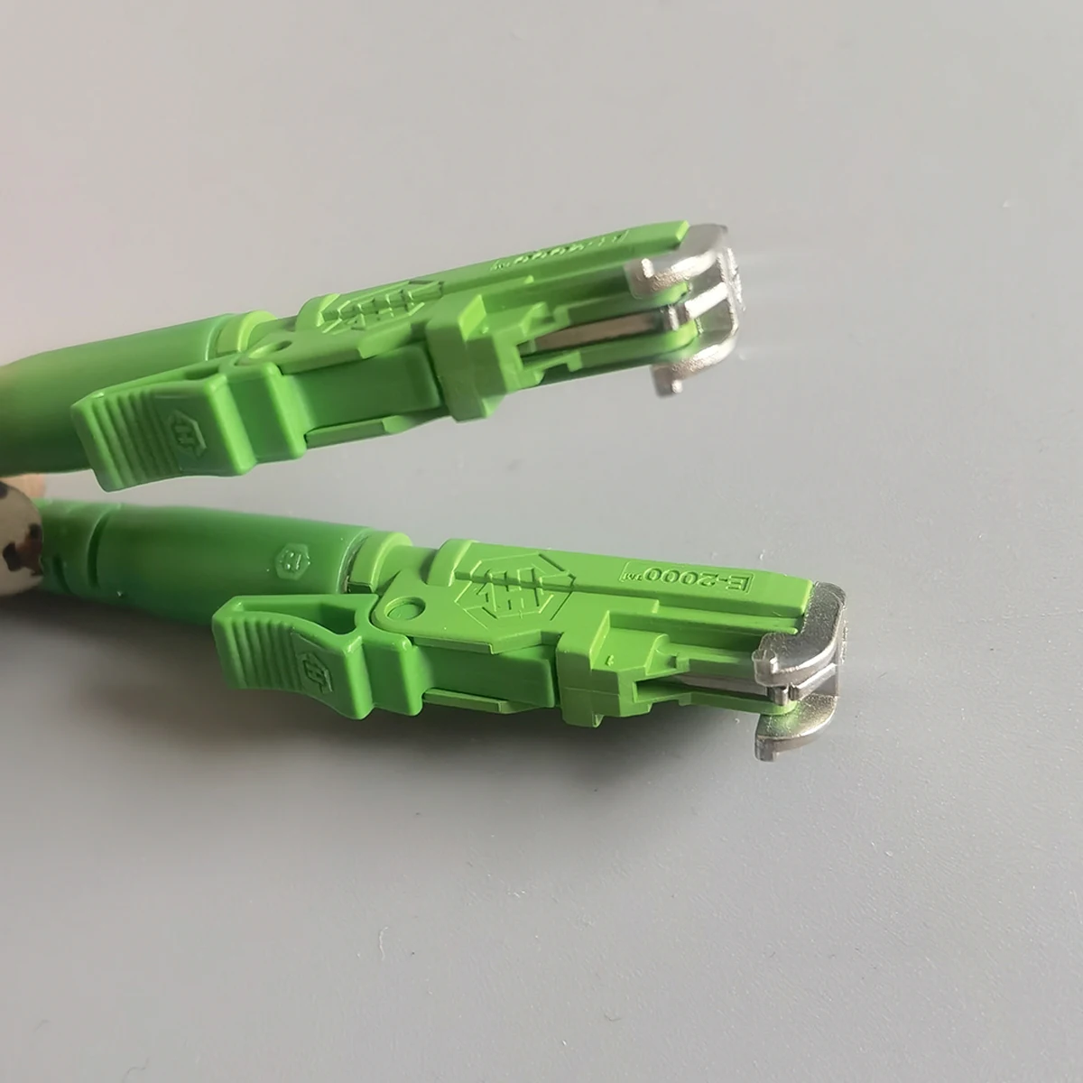 Cable de fibra óptica E2000/APC, modo único, doble núcleo, Cable de extensión interior FTTH, Cable de conexión de conversión dúplex, Cable de fibra óptica de 3M