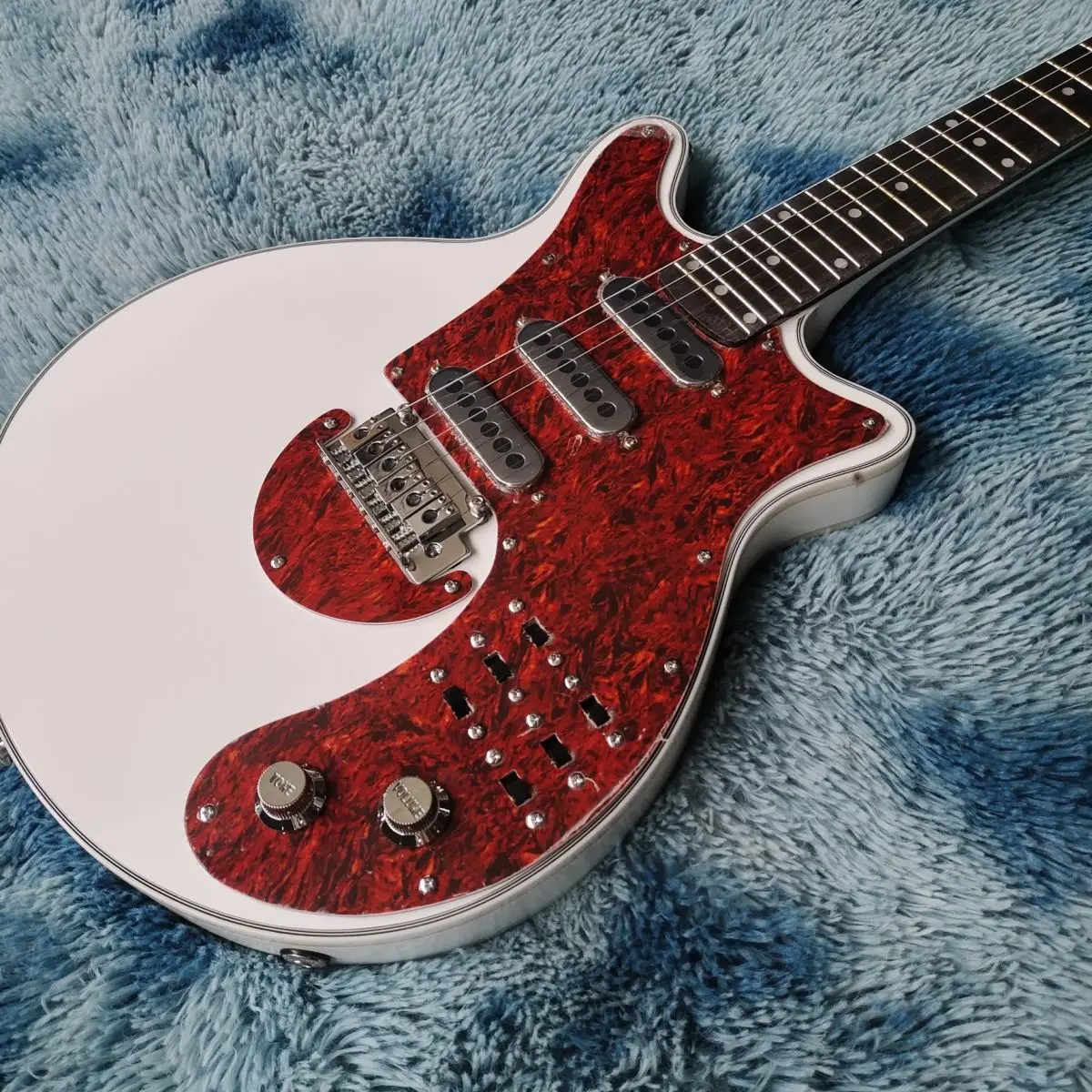 Classic style, white BM, red turtle shell guard, small double rocking electric guitar