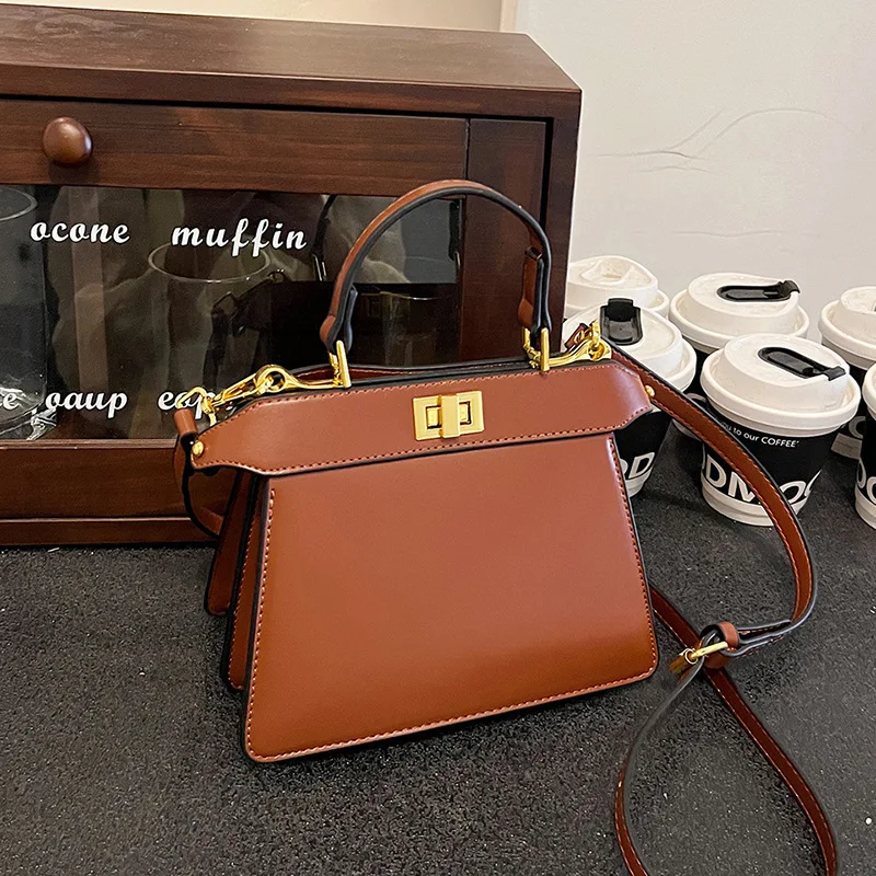 حقيبة كيلي الجديدة متعددة الطبقات لعام 2025 هي حقيبة كروس عالية الجودة وعصرية بكتف واحد للتنقل النسائي