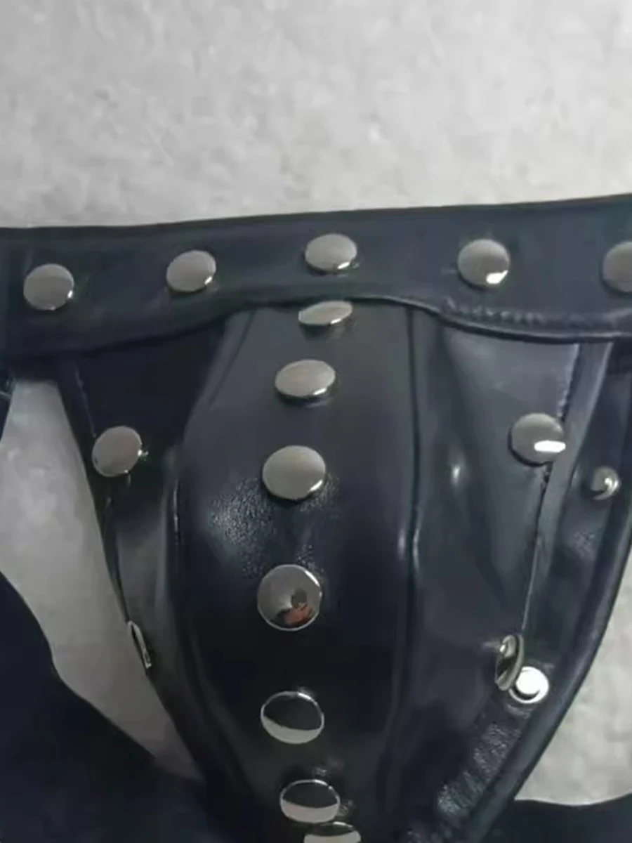 

Mauroicardi весна-лето мягкие черные шорты из искусственной кожи для мужчин заклепка роскошная дизайнерская эмо одежда мужское нижнее белье сексуальные стринги 2025