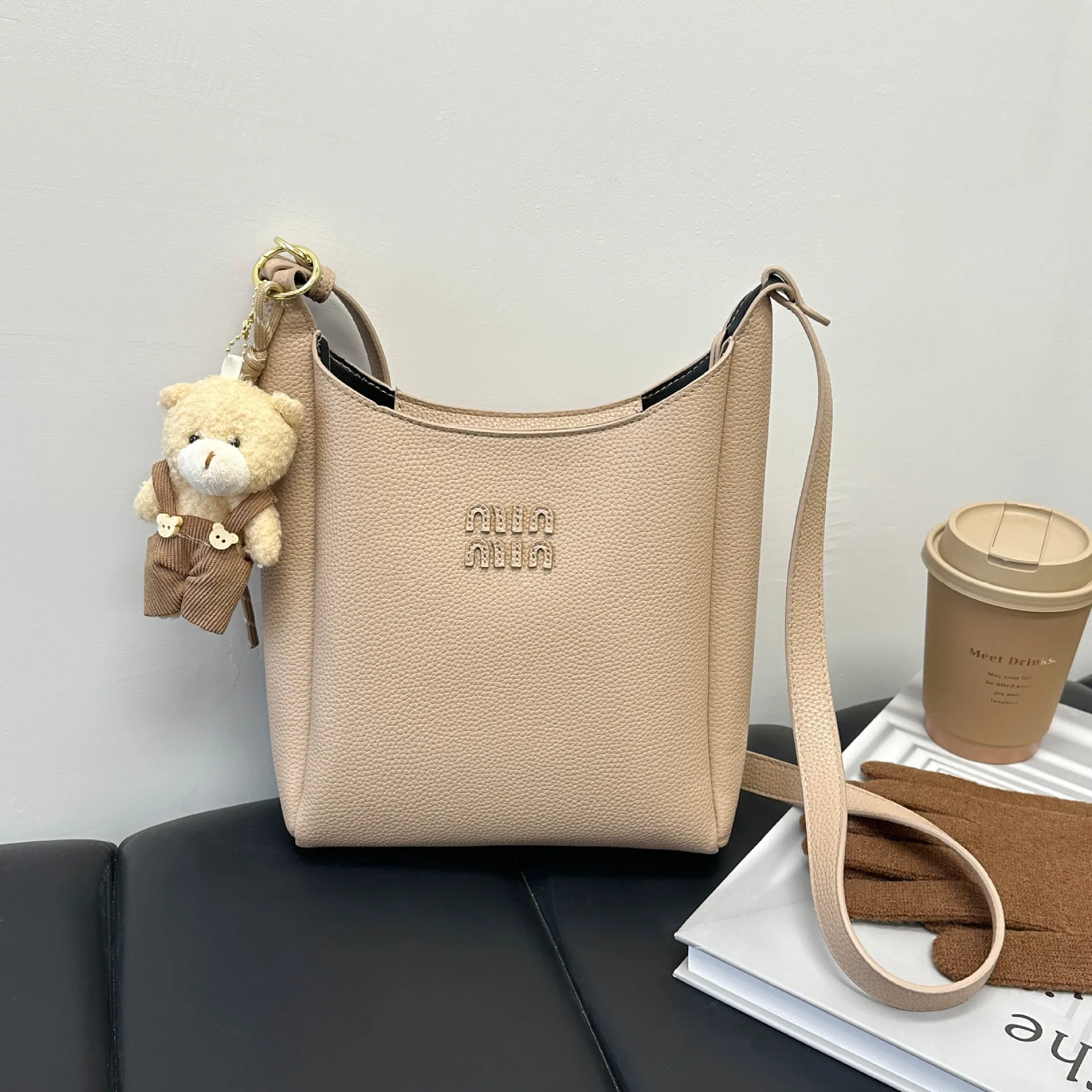 

Women's Fashion Minimalist Bucket Bag 2026 New Designer Casual Shoulder Crossbody Purse Chic Versatile Office Daily Trendy