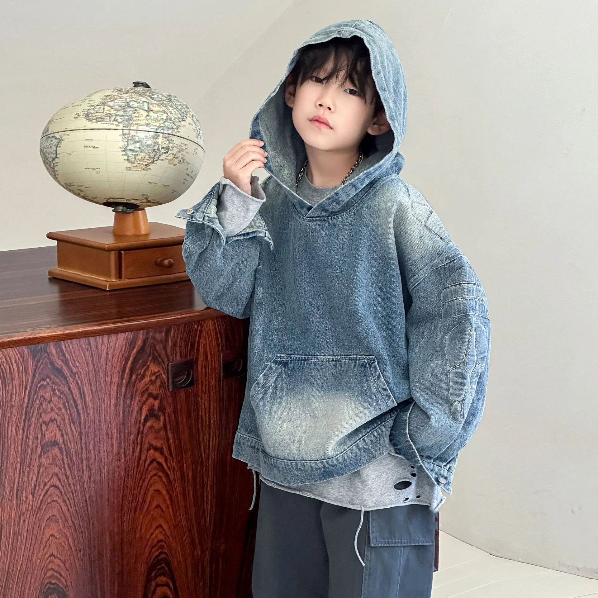 

Детская одежда, модный простой джинсовый пуловер в корейском стиле, новый осенний красивый крутой повседневный свободный свитшот с капюшоном для мальчиков