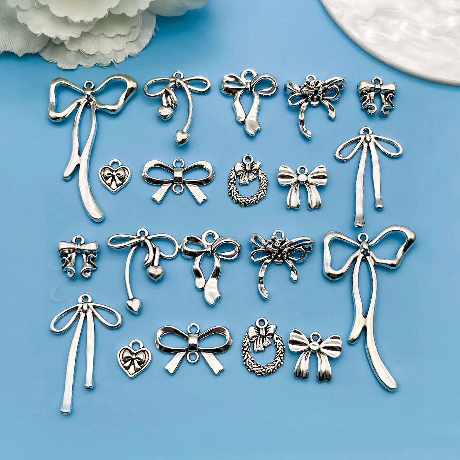 Mix 20 sztuk/starożytna srebrna kokardka seria modna biżuteria Making DIY Craft powrót do szkoły Halloween boże narodzenie modne dodatki
