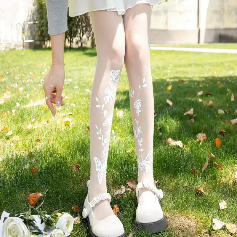 2025 المرأة فراشة جوارب طويلة بيضاء طالب الجوارب الخريف رقيقة شخصية مطبوعة اليابانية لطيف فتاة قطع تعسفية نقية 40-55 كجم