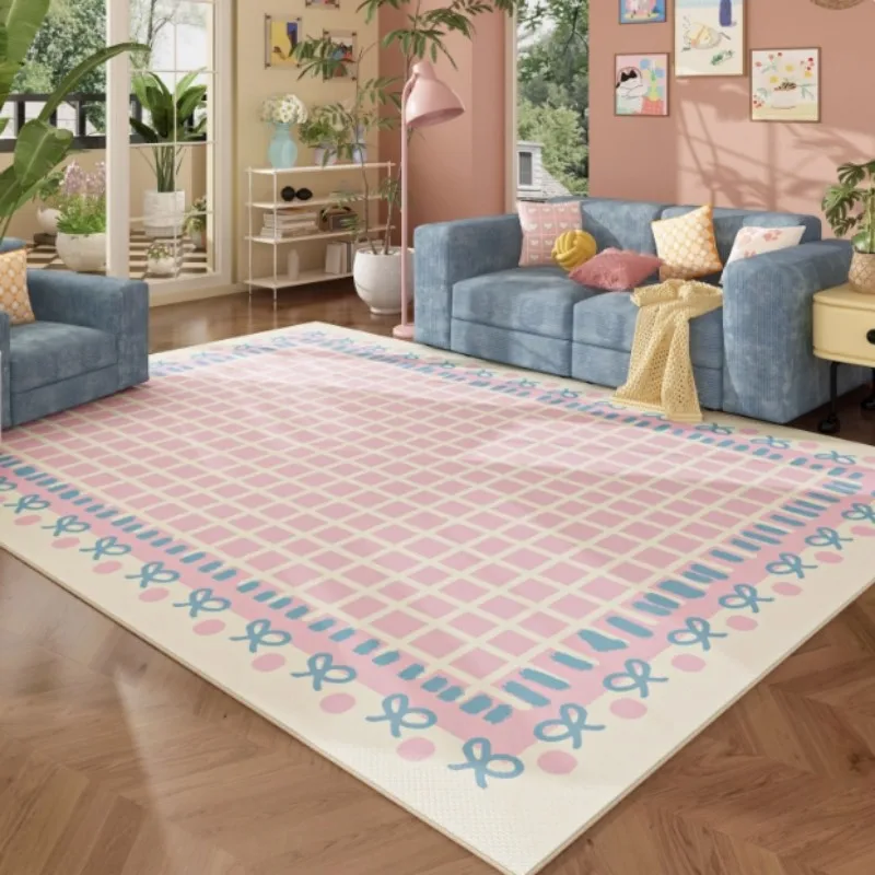 غرفة المعيشة فيكاما لطيفة وداخلية. سجادة صيفية، غرفة نوم، فتاة مخططة، بطانية بجانب السرير على الطراز الكريمي، ديكور منزلي