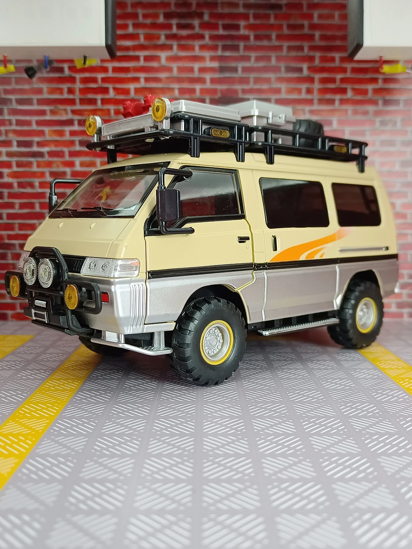 

1: 24 Mitsubishi off-road vehicle alloy off-road vehicle model car accessories, doors and engine hood, trunk can be opened