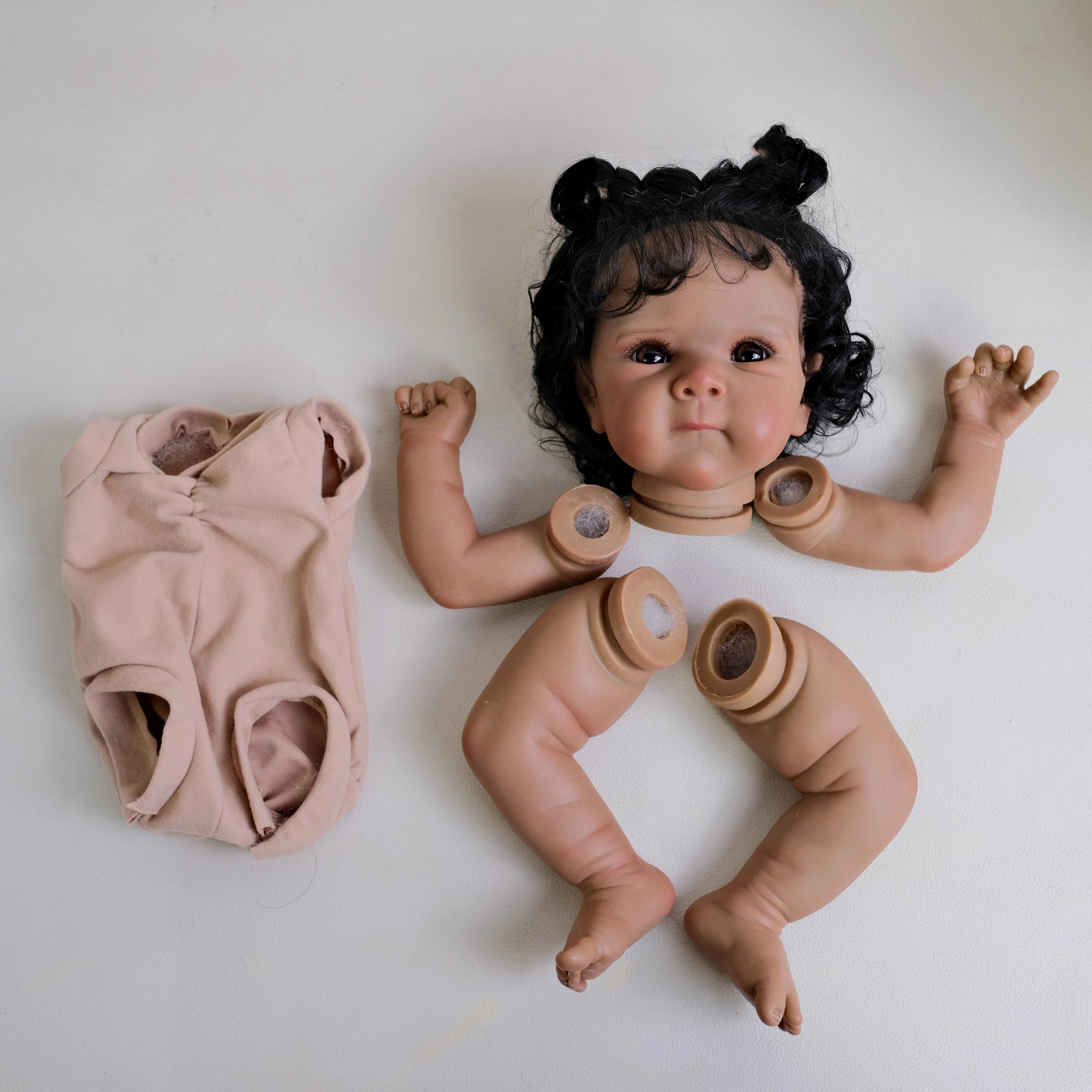 NPK 18 inch Bettie Levensechte Onvoltooide Reborn Doll Kit Donkerbruine Huid Geschilderd DIY Speelgoed Pop Onderdelen met Krullend Haar