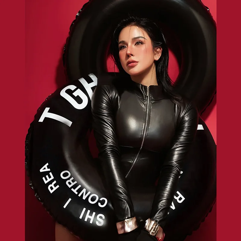 Tutina sexy in pelle PU con cerniera da donna punk gotico 2025 autunno solido manica lunga colletto alla coreana skinny stretch pagliaccetto clubwear