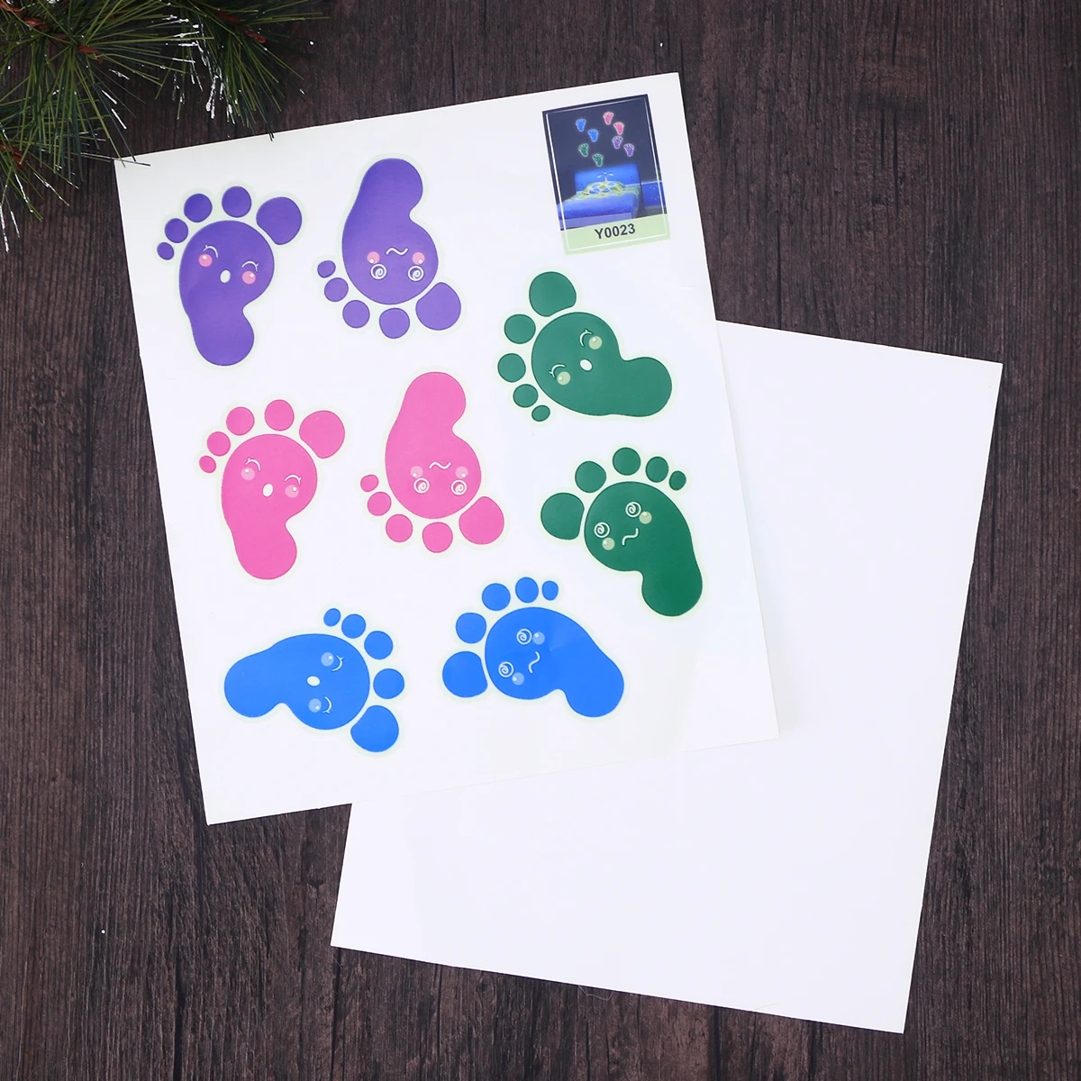 

2Pcs Luminous Night Glow Wall Decals Barefoot Footprint Pattern Removable Self Adhesive Fluorescent Glowing Stickers Home Decor