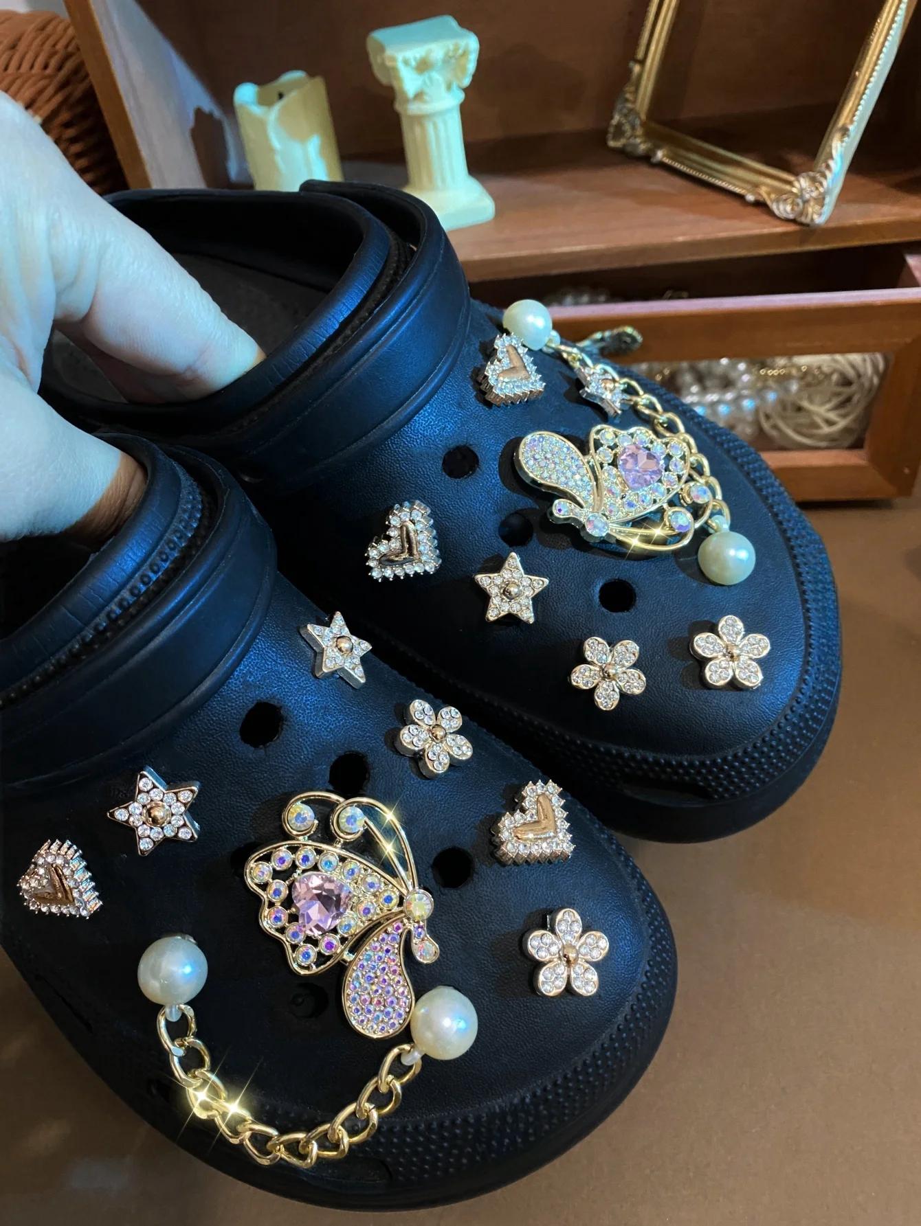 

16 Pieces of DIY Detachable Shoe Accessories, Fashionable, Elegant and Luxurious Glass Rhinestones, Butterfly Flowers, Versatile Multi-Functional Decorative Buckles, Suitable for Various Beach Shoes, Sandals, Sneakers, Sneakers, Shoelace Decoration, Holid