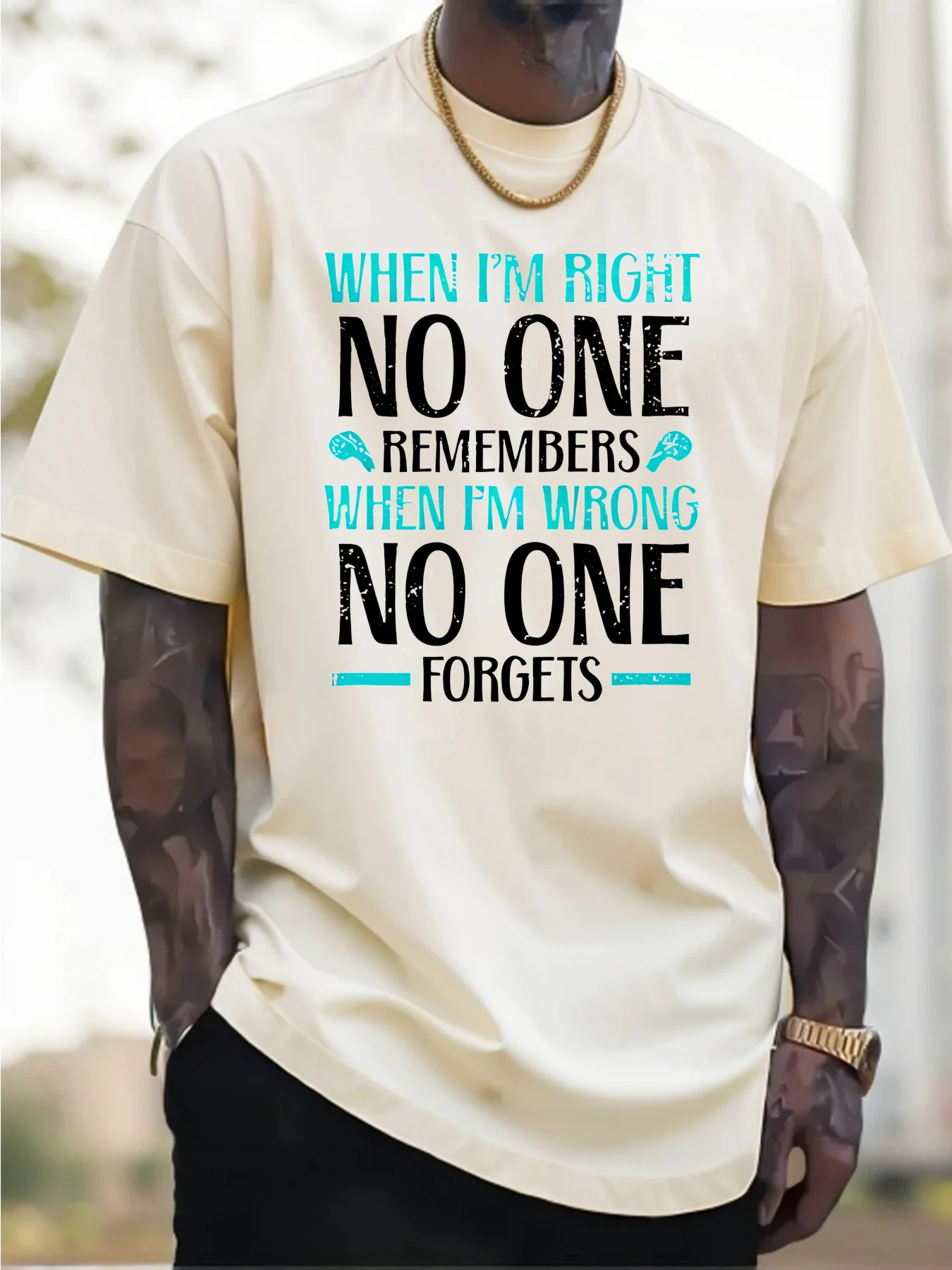 Męska bawełniana koszulka z krótkim rękawem, biała, z nadrukiem \"When I'm Right No One Remembers When I'm Wrong No One Forgets\" - idealna na co dzień. — zdjęcie 4