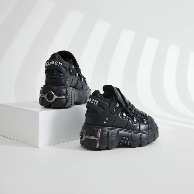 2024 nuova piattaforma in metallo pesante da donna autunno e inverno Low-Top scarpe in pelle Punk stivali da moto scuri da uomo