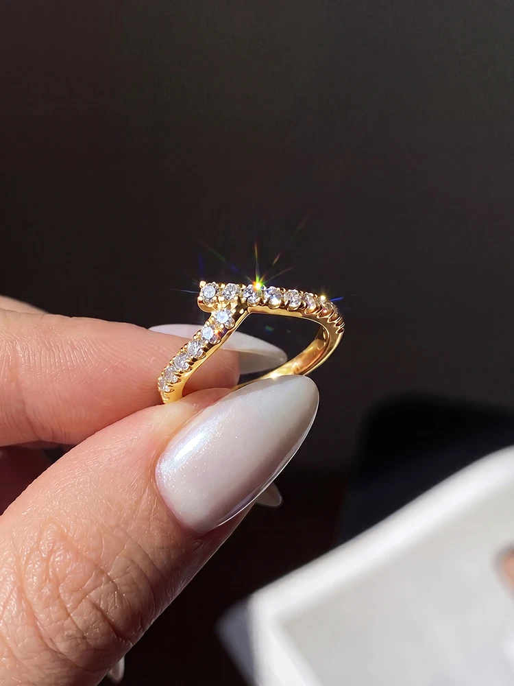 Modische Echte Runde Moissanit-Diamant V-förmige Eheringe für Frauen, Jubiläums-Personalisierte Hochwertige Schmuckstücke – Detail 1