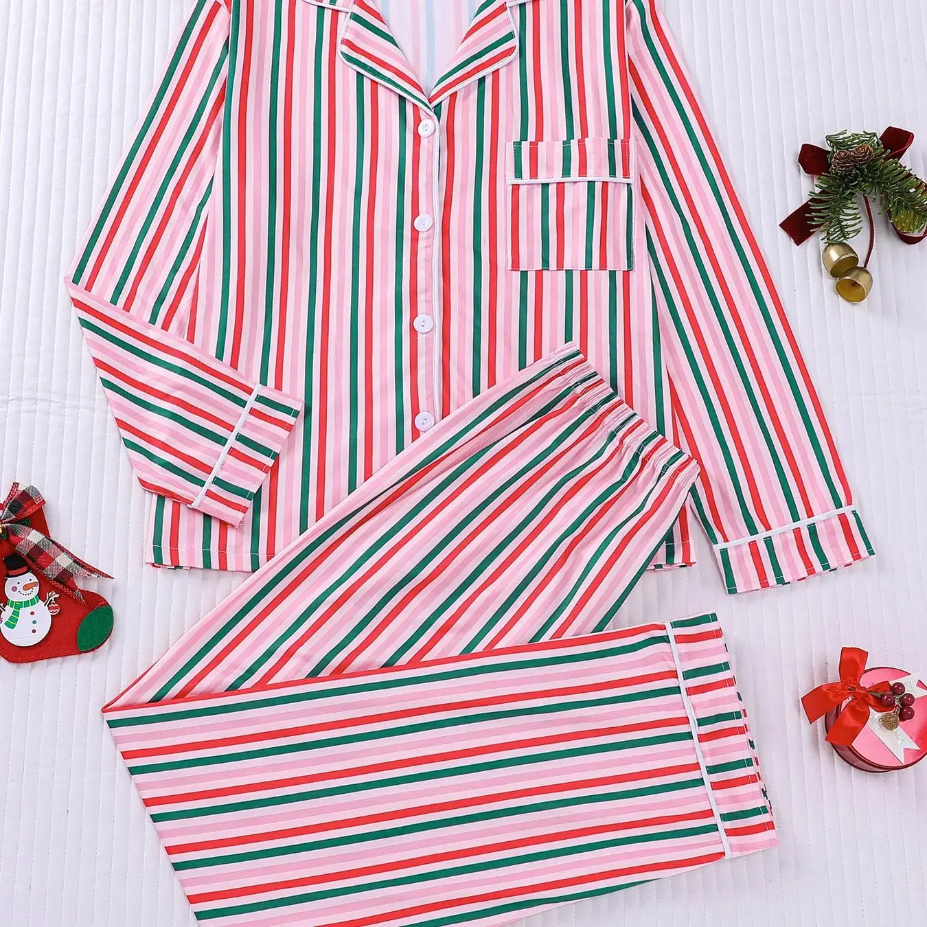 

Женский домашний комплект в минималистском стиле: вертикально-полосатая пижама с отложным воротником и брюками на резинке, две части.