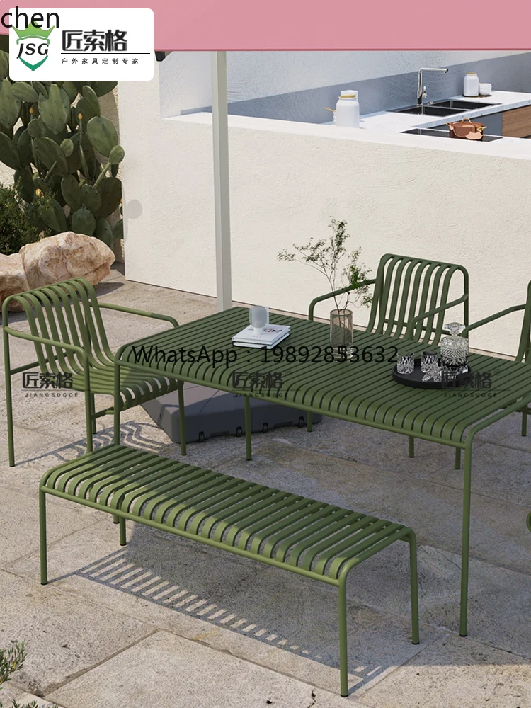 Café, Freizeitbereich, Verhandlungstisch und Stuhl, Kombination aus Balkon im Freien, Hotel, zwei Stühle, ein Tisch, Innenhof