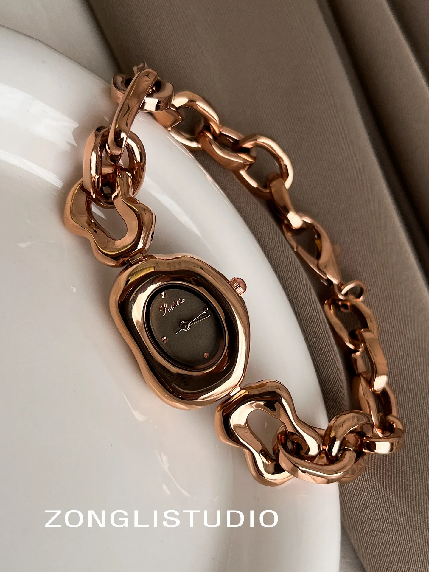 Novo relógio feminino luxuoso, elegante e sofisticado com pulseira requintada de alta qualidade, design de um presente perfeito para sua namorada.