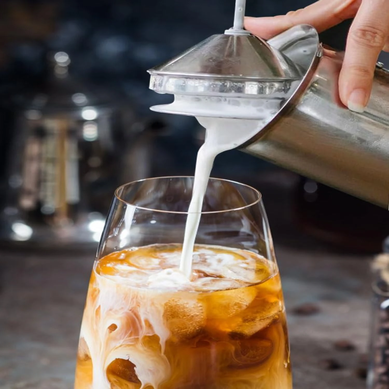 رغوة الحليب اليدوية 400 مللي 304 رغوة الحليب غير القابل للصدأ مع غطاء مقبض شبكة مزدوجة كابتشينو بارد رغوة الحليب مقشدة للقهوة