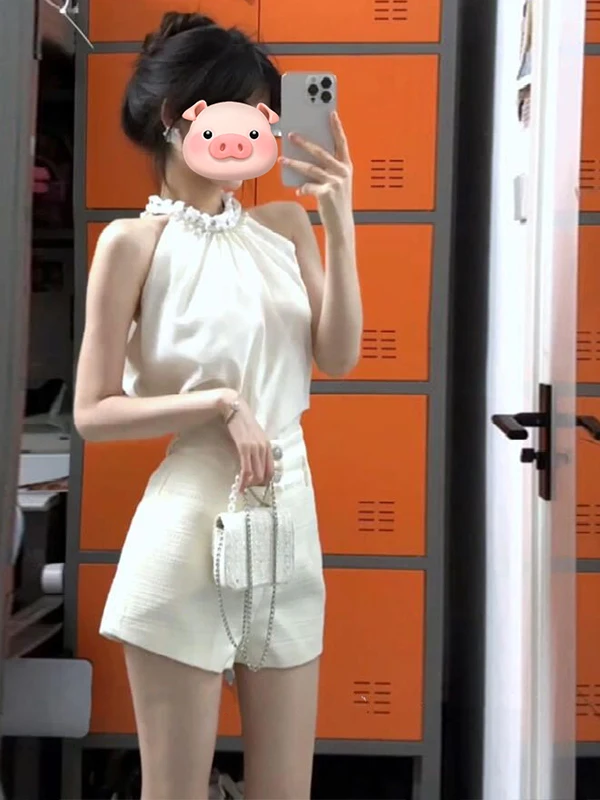 

Элегантный комплект из двух предметов: топ с завязками на шее и шорты с высокой талией во французском стиле. Новинка лета, модный ансамбль для женщин.