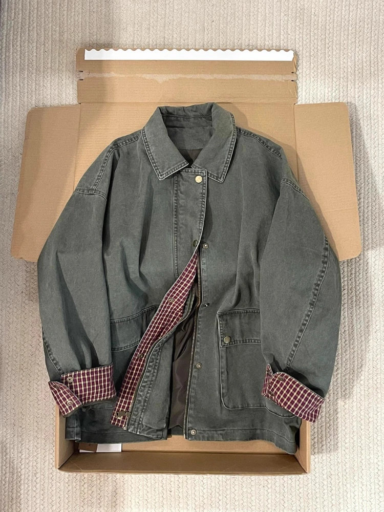 แจ็คเก็ตยีนส์สีเขียวทหารสไตล์วินเทจสำหรับผู้หญิง ลายสก็อตแบบแพทช์เวิร์ค เสื้อโค้ทโอเวอร์ไซส์สำหรับฤดูใบไม้ผลิและฤดูใบไม้ร่วง แจ็คเก็ตมีกระเป๋าแบบคาร์โก้ แจ็คเก็ตแบบฟอกสี