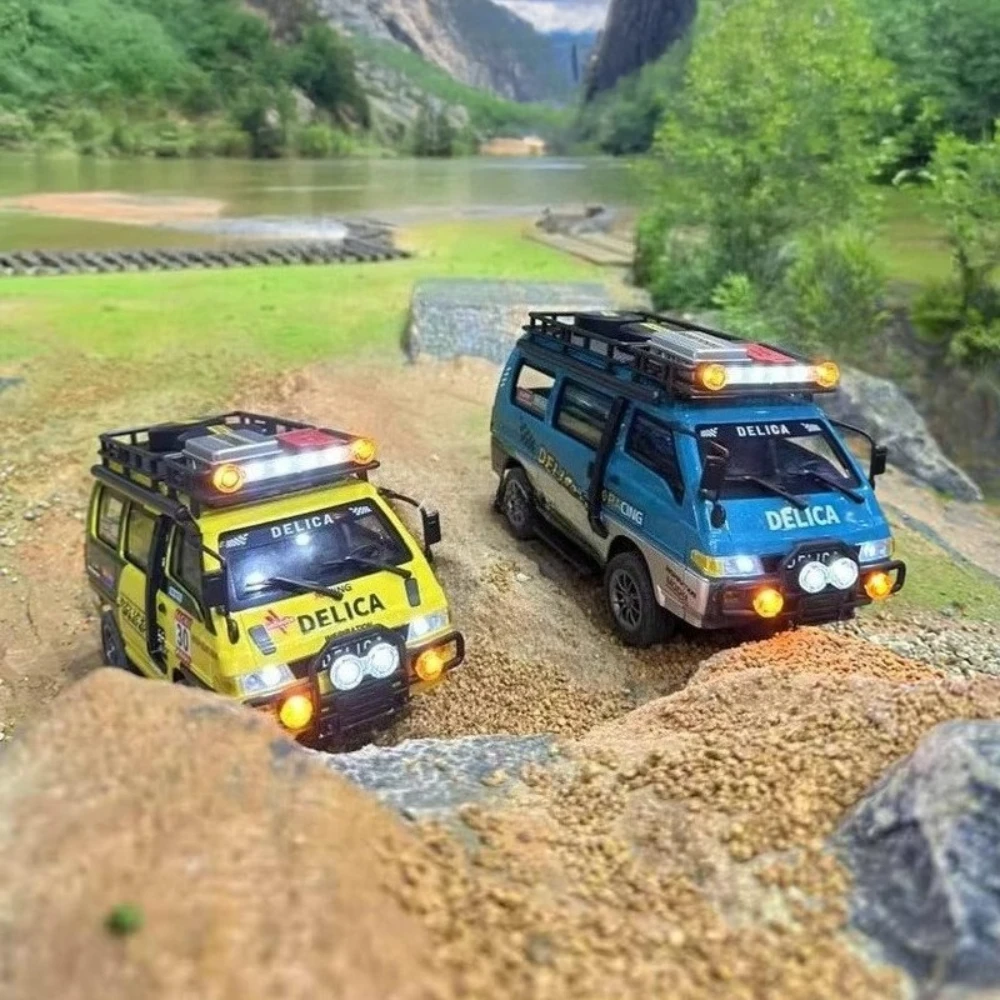 Carro de controle remoto com tração nas quatro rodas 1/24 RC com sistema de iluminação Simulação Modelo de controle remoto Brinquedo para presente