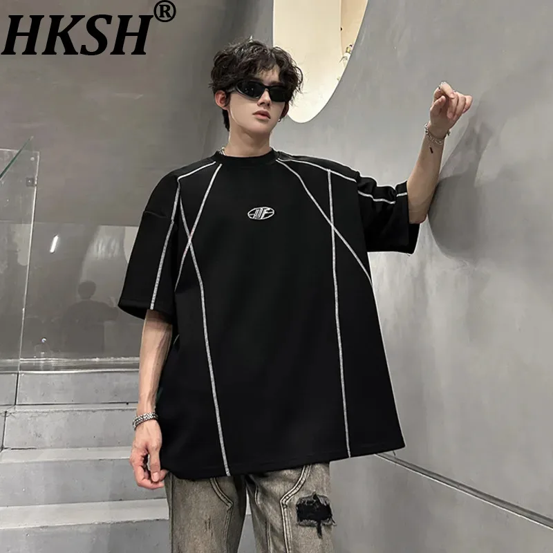 

Мужская футболка HKSH весна-лето, новая коллекция, с темным оттенком, с объемными плечами, с декоративной строчкой, металлическими элементами, трендовая, в стиле пэчворк, шикарная, модель HK18912