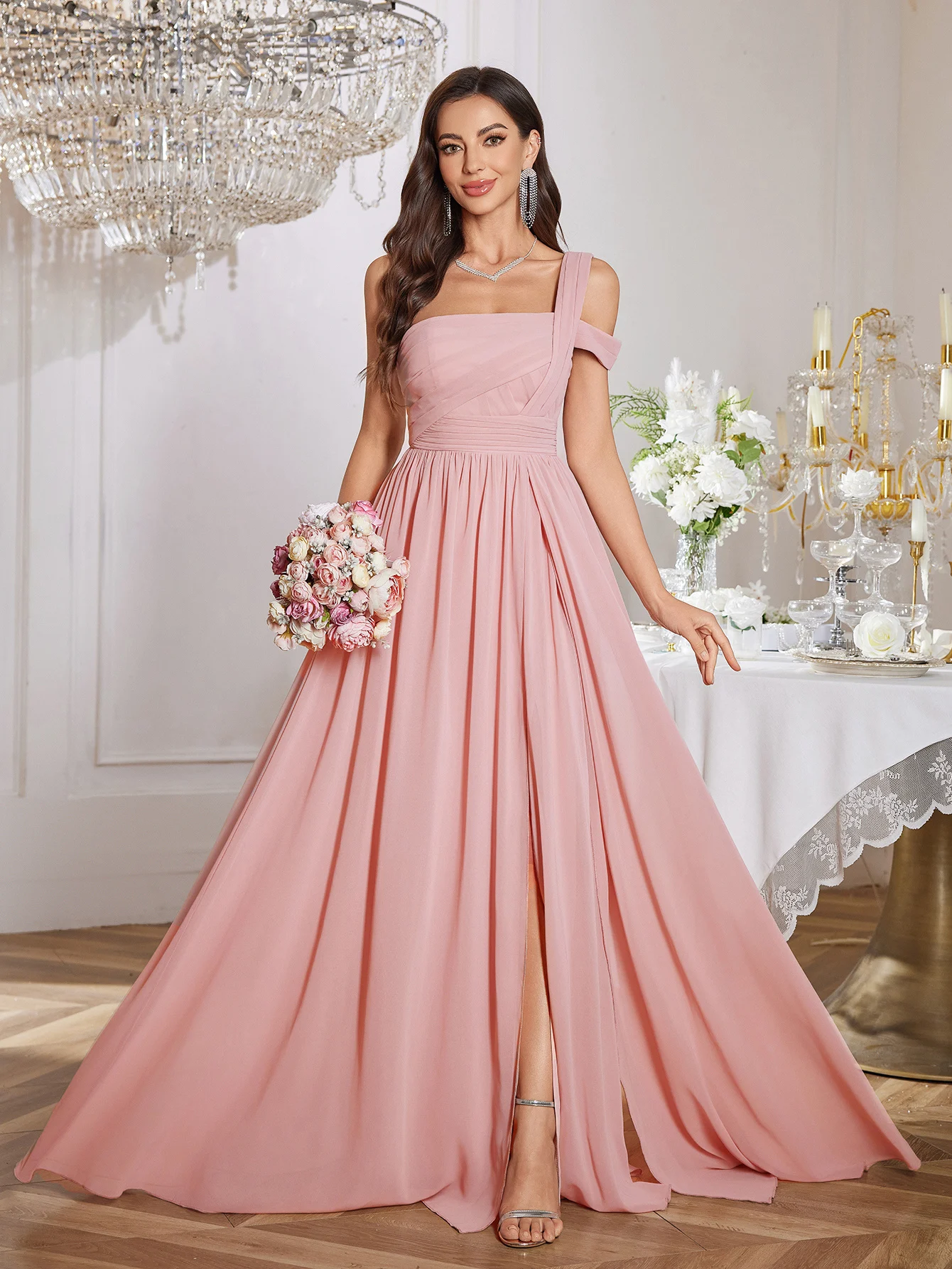 Robe de demoiselle d'honneur élégante à une épaule et dos nu, couleur unie, en mousseline de soie, taille froncée, fente haute, robe de soirée longue jusqu'au sol