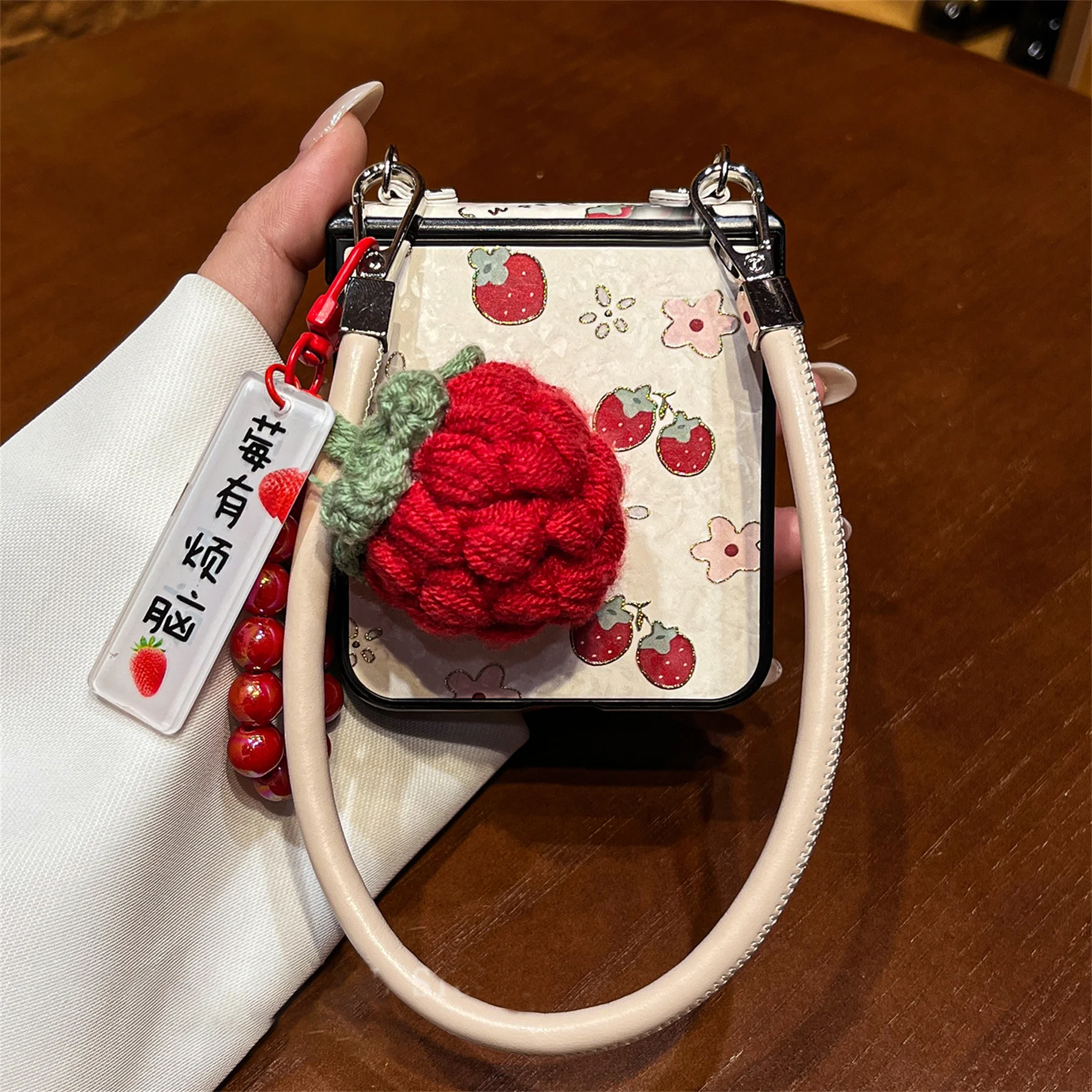 Coque de t�l�phone cor�enne mignonne � fleurs de fraises, avec pendentif de fruits tricot�s, bracelet en cuir pour Samsung Galaxy Z Flip7 Flip 6 Flip5