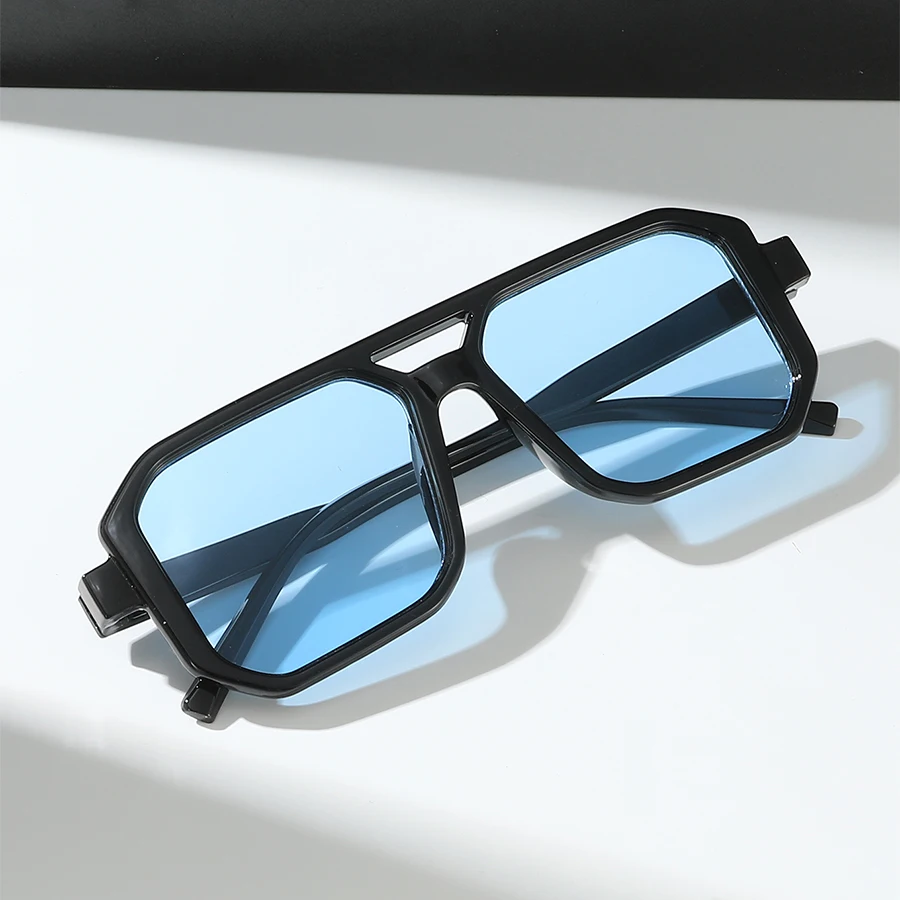 نظارات نسائية مربعة غير منتظمة، تتميز بتصميم مربع، وأسلوب بسيط وعصري