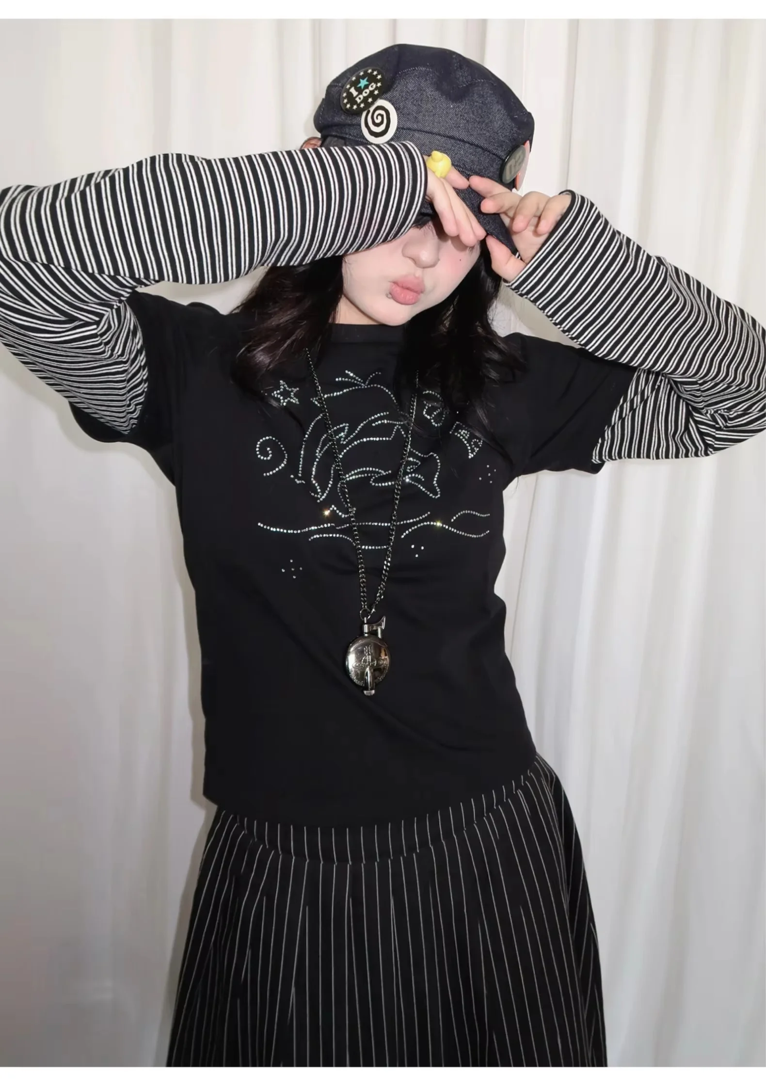 Damen Y2K Fake Zweiteiler Langarm-Oberteil mit Schwarz Gestreiften Ärmeln, Strass-Delfin-Print, Slim Fit, Süßes Alt-T-Shirt – Detail 6