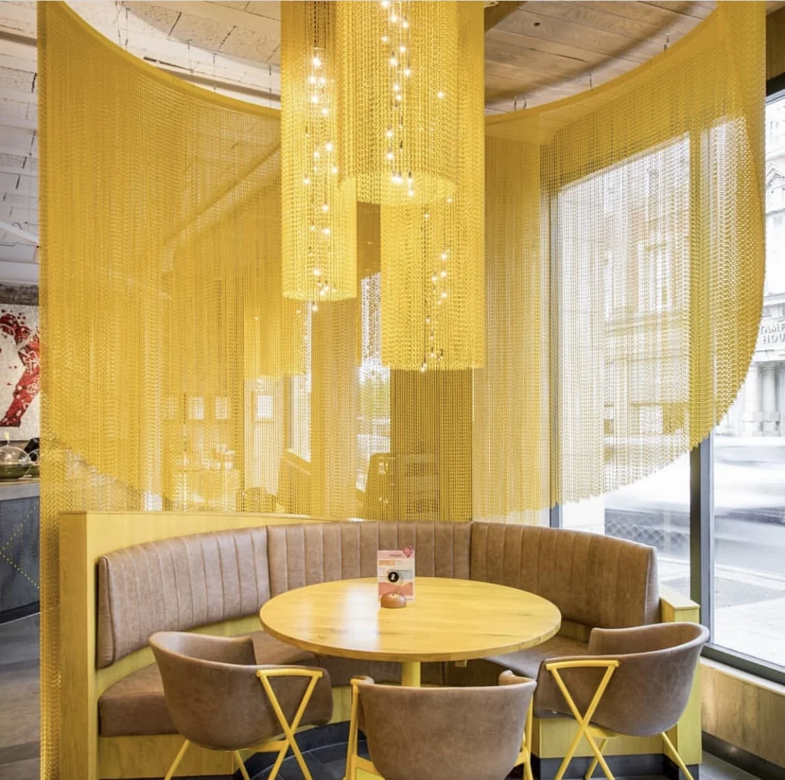 ม่านกันยุงแบบแขวน ทำเองได้ ตกแต่งด้วยตาข่ายลวดอะลูมิเนียมสีทองถักแบบจีบ มีห่วงตาไก่ พร้อมสปริง