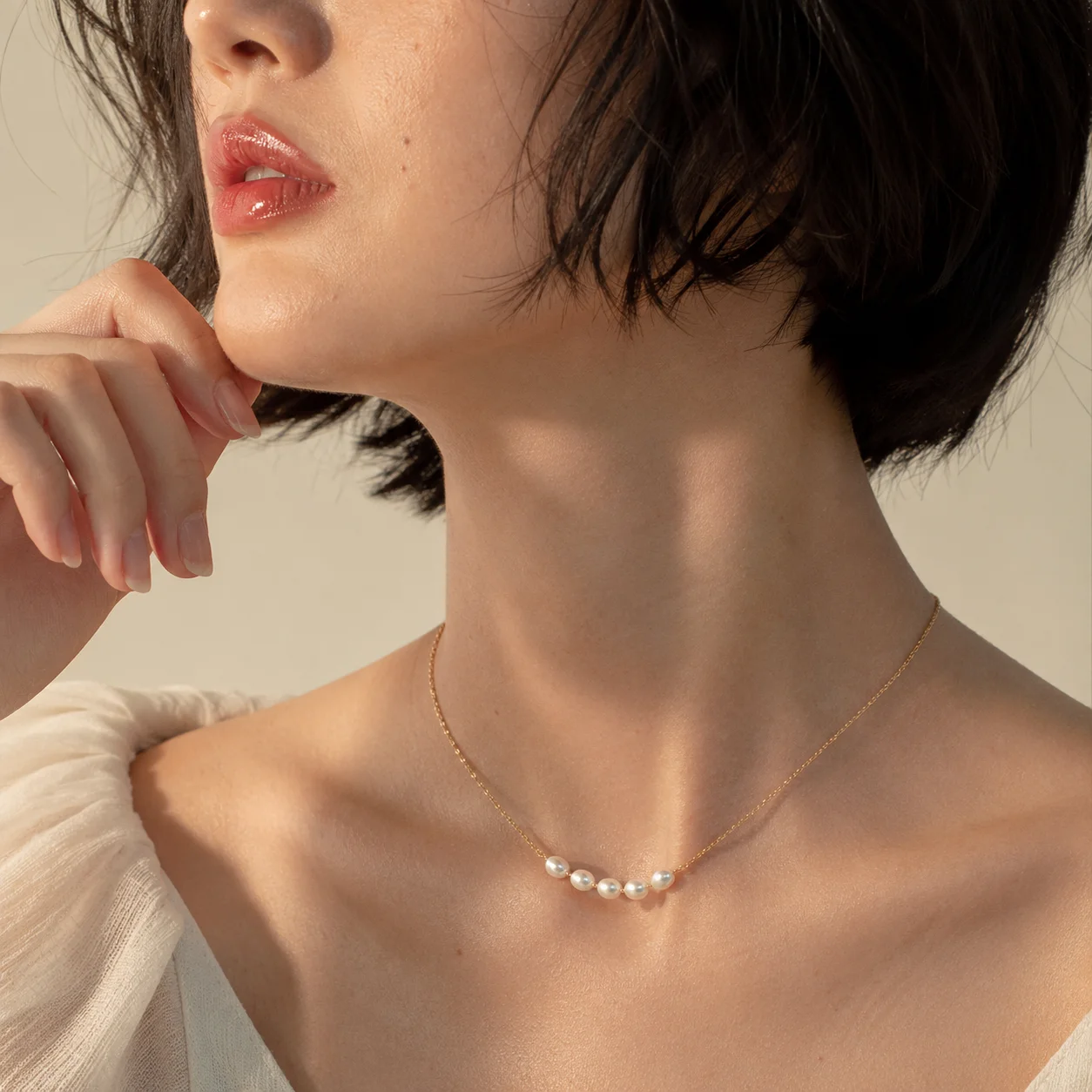 Collar Minimalista de Cinco Perlas Chapado en Oro de 18K para Mujer, Cadena Delgada y Elegante, Gargantilla, Joyería Hecha a Mano para Uso Diario, Regalo