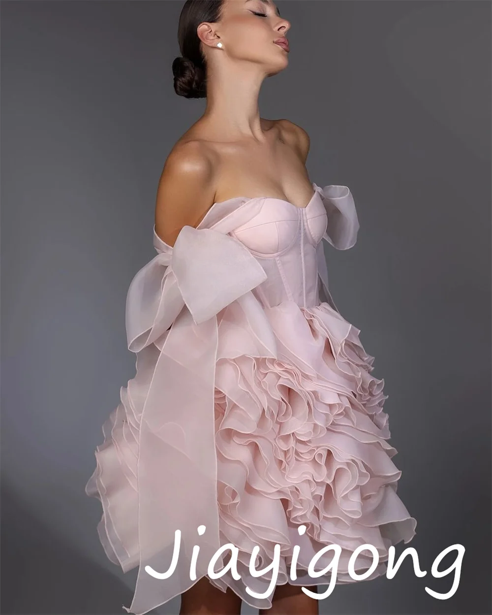 Mini abiti classici personalizzati con pieghe in organza a trapezio con spalle scoperte Occasioni su misura Pastrol