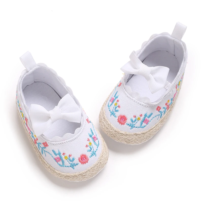

Girl's Traditional Chinese Ethnic Style Flower Embroidered Shoes