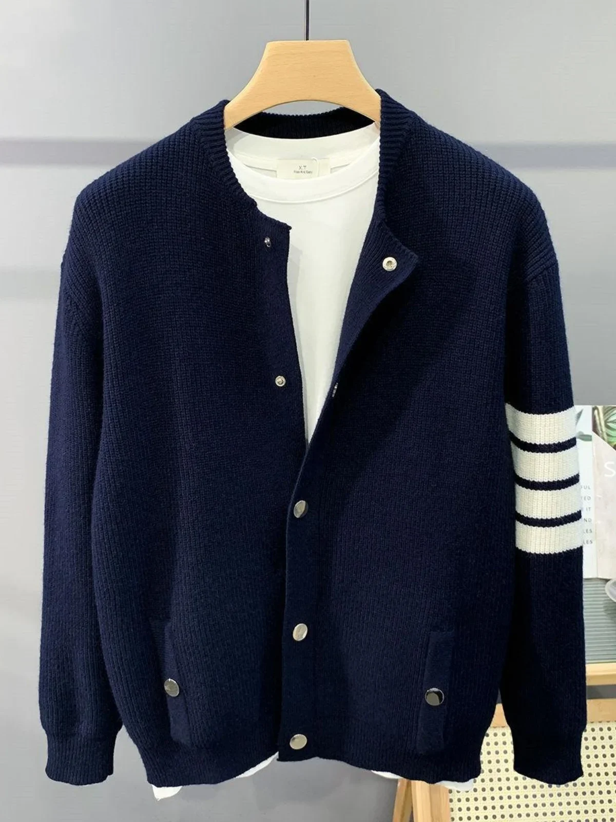 

Новая футболка осень-зима 2025 года, открытый кардиган, мужская модная куртка, высококачественный футболка, ретро-стиль.