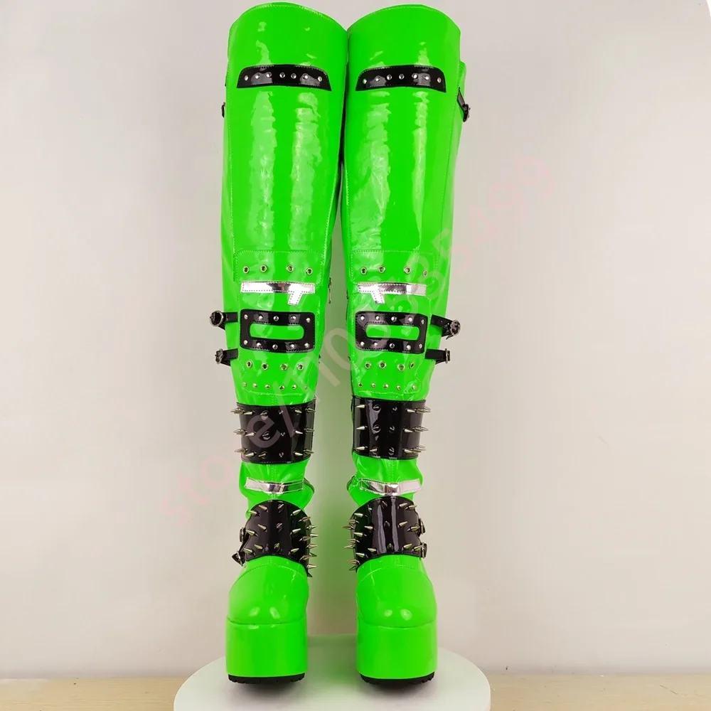 

Зеленые мотоциклетные ботинки выше колена на платформе с заклепками, новинка 2025, модные женские вечерние подиумные ботинки на толстом высоком каблуке, уличные сценические ботинки в стиле панк-рок